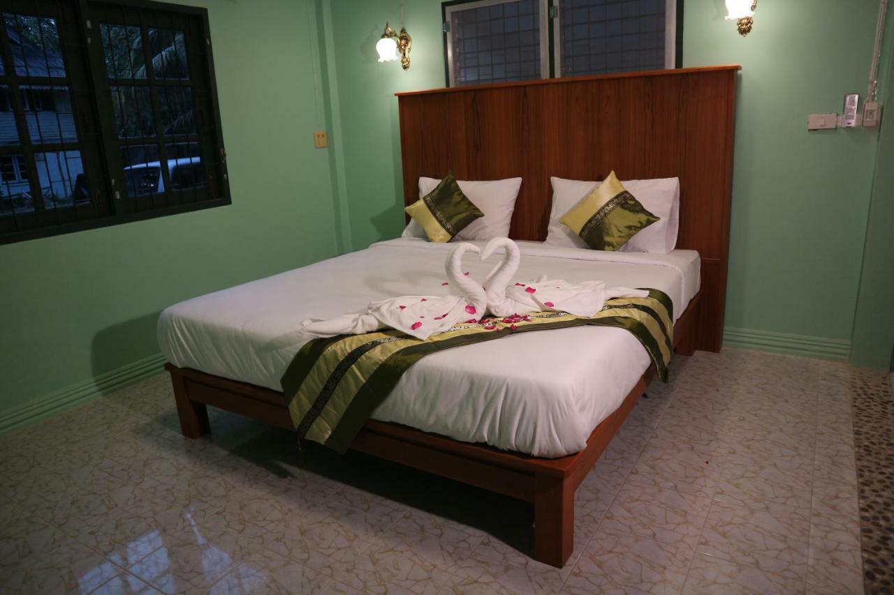 Bann Mangkud Khaolak *